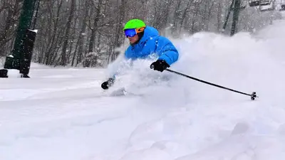Tiefschneeabfahrt auf Skiern