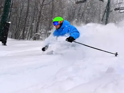 Tiefschneeabfahrt auf Skiern © Seven Springs Mountain Resort