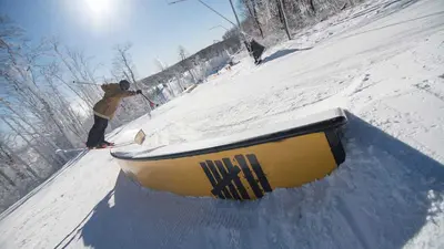 Snowboarder im Terrain Park