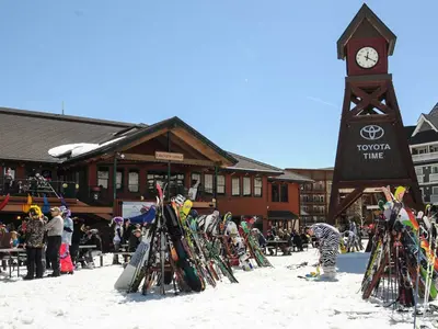 Treffpunkt im Skigebiet Schweizer Mountain © Schweitzer Mountain Resort