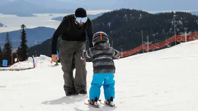 Kinder lernen Ski fahren