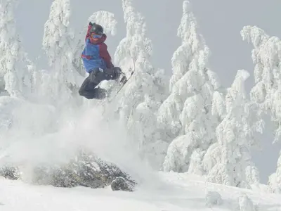 Jump mit dem Snowboard © Mount Ashland