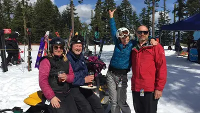 Wintersportler beim Après Ski in Mount Ashland