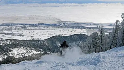 Tiefschneeabfahrt mit Blick ins Tal in Red Lodge
