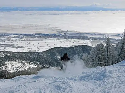 Tiefschneeabfahrt mit Blick ins Tal in Red Lodge © Red Lodge Mountain
