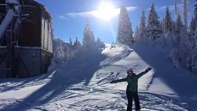 Snowboarder im Skigebiet 49 Degrees North