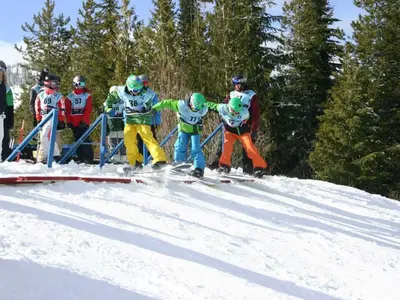 Kids beim Boardercross-Kurs im Skigebiet 49 Degrees North © 49 Degrees North Mountain Resort