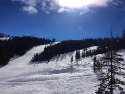 Breite, sonnige Abfahrten im Skigebiet 49 Degrees North © 49 Degrees North Mountain Resort