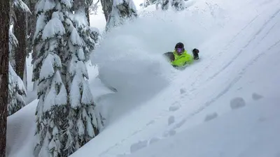 Tiefschneeabfahrt im Skigebiet