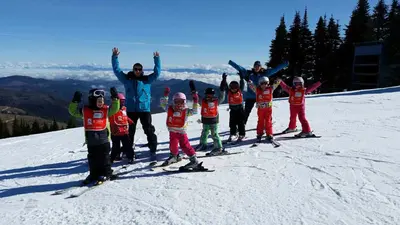 Viel Spaß für kleine Skianfänger in der Skischule