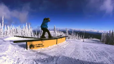 Snowboarder auf einem Rail in einem Terrainpark von Mount Spokane