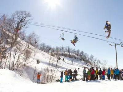 Jump mit dem Snowboard © Chestnut Mountain Resort