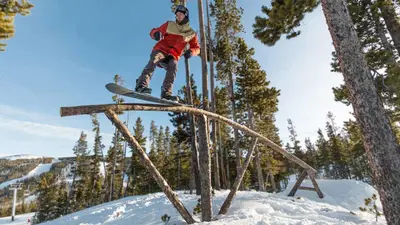 Snowboarder auf einem Hindernis im Big Sky Resort