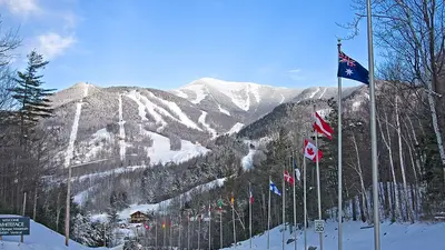 Blick auf den Whiteface Mountain mit Liften und Pisten