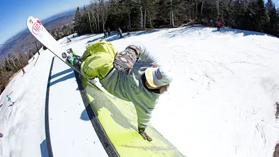 Snowboarder auf einem Rail im Terrainpark von Killington