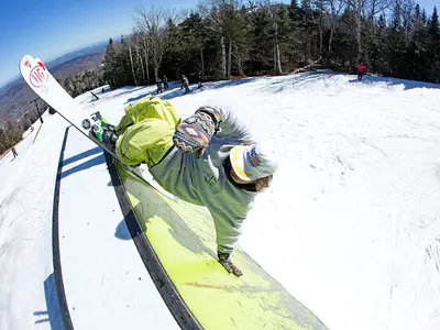 Snowboarder auf einem Rail im Terrainpark von Killington © Killington Resort