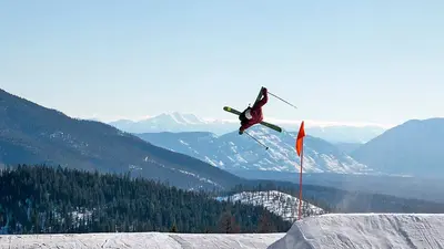 Skifahrer bei einem Sprung in einem Terrainpark des Whitefish Mountain Resorts