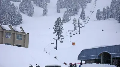 Piste und Sessellift am Mt Bachelor