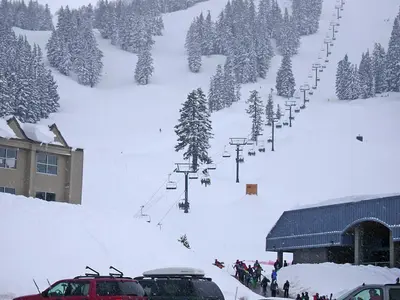 Piste und Sessellift am Mt Bachelor © K50 Dude, Wikimedia Commons (CC BY 3.0)