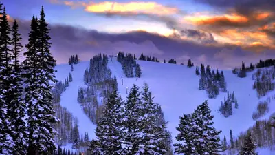 Blick auf die Pisten von Powder Mountain bei Sonnenuntergang