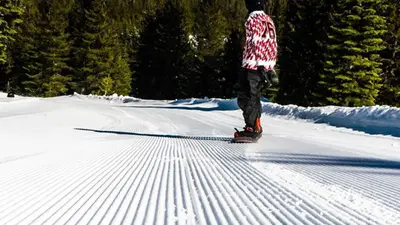 Snowboarder auf einer Piste in Soda Springs