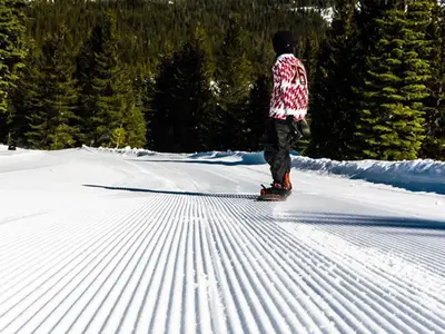 Snowboarder auf einer Piste in Soda Springs © Soda Springs Ski Resort