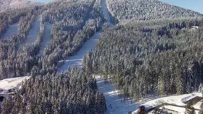 Pisten und Parkplatz im Skiareal Spicak