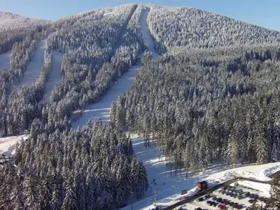 Pisten und Parkplatz im Skiareal Spicak © Ski areál ?picák