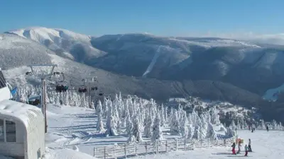 Breite und sonnige Pisten im Skiareal Medvedin