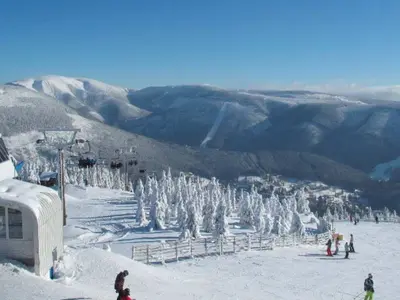 Breite und sonnige Pisten im Skiareal Medvedin © Skiareal Spindleruv Mlyn