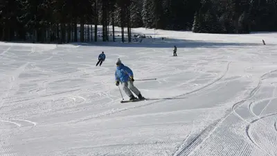 Skifahrer im Skigebiet Zadov - Churánov