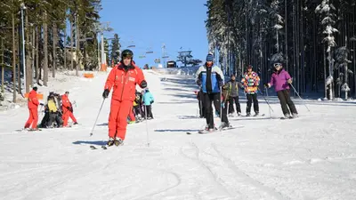 Skifahrer im Skigebiet Lipno Kramolin