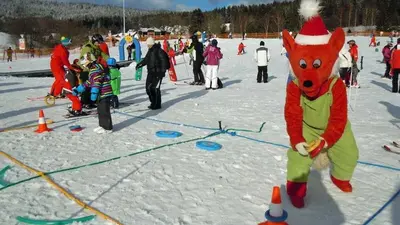 Der lustige Fuchs des Fox Park im Skigebiet Lipno Kramolin