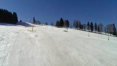 Perfekt präparierte Pisten im Skicentrum Destne