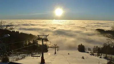 Blick auf die Pisten des Skigebietes Benecko am Abend