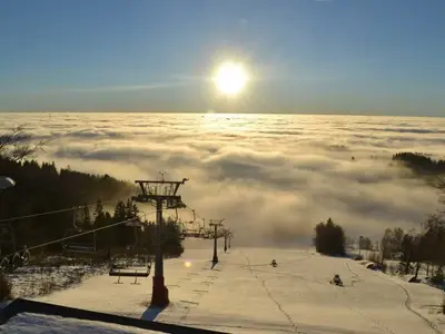 Blick auf die Pisten des Skigebietes Benecko am Abend © www.benecko.info/Beata Omrtová, Sitour