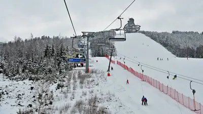 Sessellift und Pisten im Skigebiet Snezník Dolní Morava