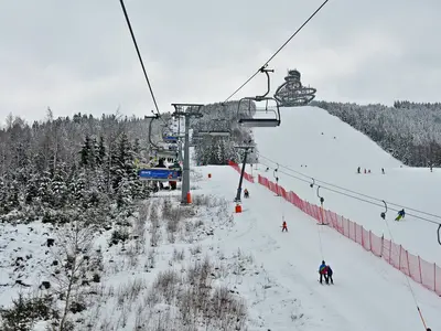 Sessellift und Pisten im Skigebiet © Dolní Morava Skiareál