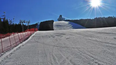 Pisten und Aussichtsturm im Skiareal Snezník Dolní Morava 