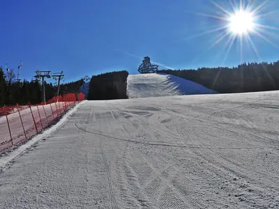 Pisten und Aussichtsturm im Skiareal Snezník Dolní Morava  © Dolní Morava Skiareál