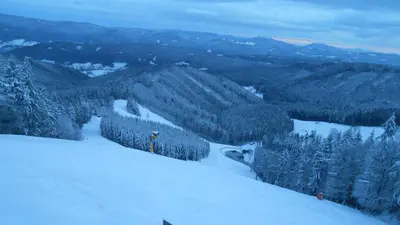 Blick auf Piste und Beschneiungsanlage Skicentrum Kohutka