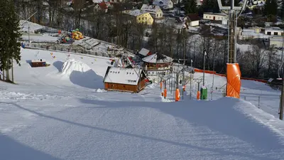 Blick über die Piste ins Tal im Skiareal Mlade Buky