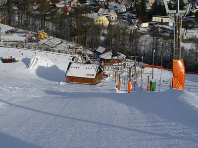 Blick über die Piste ins Tal im Skiareal Mlade Buky © Skiareal Mlade Buky