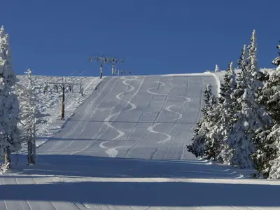 Blick auf die Piste und Schlepplift in Praded-Ovcarna © Horský hotel FIGURA