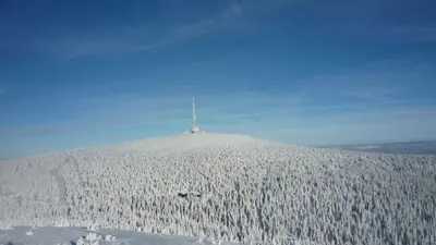 Blick auf den Praded mit Telekommunikationsturm