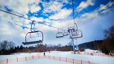 Sessellift und Piste im Skiareal Moninec