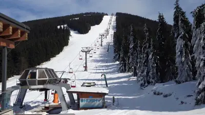 Sessellift im Skiareal Bonera Ramzova