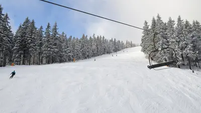 Blick auf die Pisten des Skigebietes Ricky Orlickych