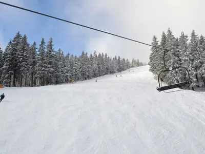 Blick auf die Pisten des Skigebietes Ricky Orlickych © Ski centrum Rícky v Orlických horách