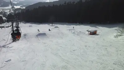 Blick auf den Snowpark im Skiareal Jested